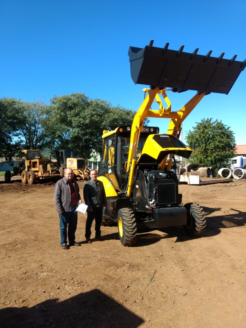 Porto Xavier recebe retroescavadeira do Governo do Estado.